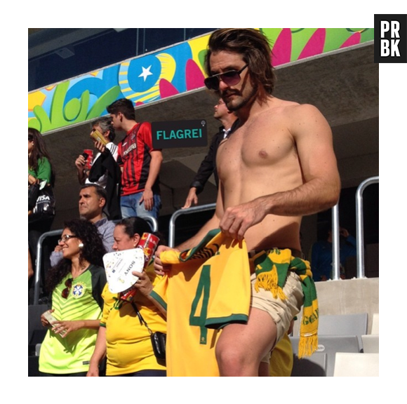 Torcedor sem camisa na torcida do Brasil