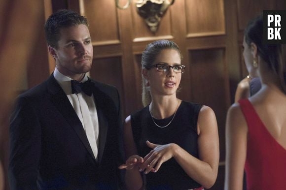 Oliver (Stephen Amell) deve ficar preocupado com novo interesse amoroso de Felicity (Emily Bett Rickards) em "Arrow"