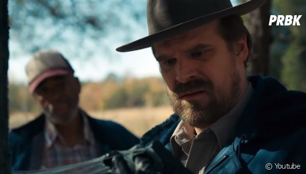 Em "Stranger Things", Hopper (David Habour) continua investigando a morte de Barb (Shannon Purser)