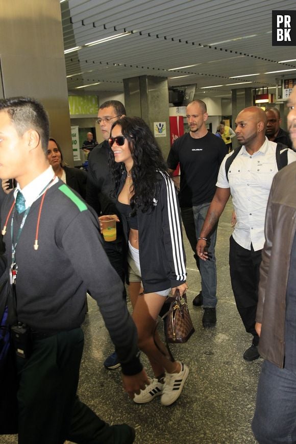 Rihanna esbanja simpatia ao desembarcar na Cidade Maravilhosa!