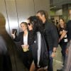 Rihanna não tem sussego ao chegar de surpresa no aeroporto internacional Tom Jobim