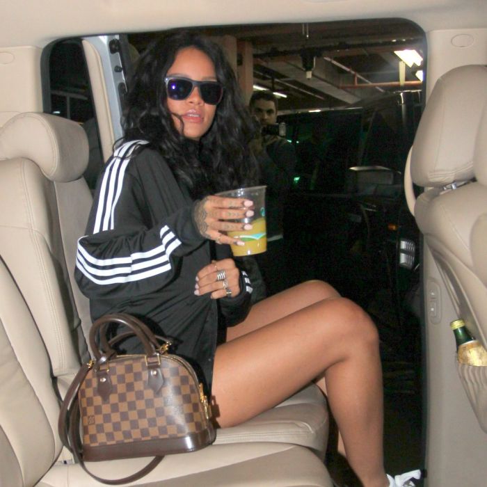  Rihanna n&amp;atilde;o tem paz nem na hora de entrar no carro 