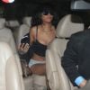 Rihanna sensualiza ao tirar casaco dentro do carro