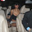  Rihanna sensualiza ao tirar casaco dentro do carro 