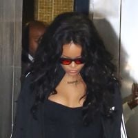 Rihanna no Brasil! Cantora chega ao Rio com look descontraído e sorridente