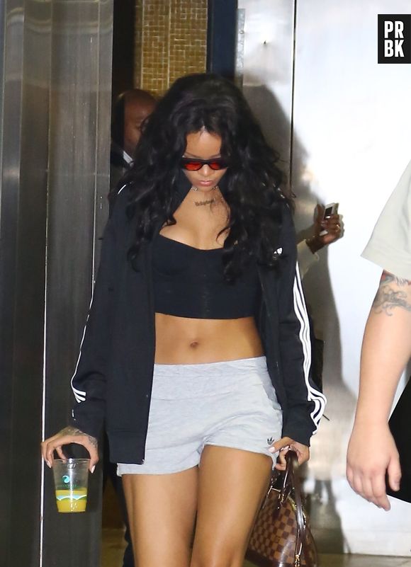 Rihanna faz surpresa e chega no Rio de Janeiro