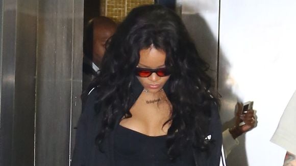 Rihanna no Brasil! Cantora chega ao Rio com look descontraído e sorridente