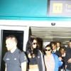 Rihanna é seguida por sua equipe ao deixar o aeroporto