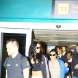  Rihanna &eacute; seguida por sua equipe ao deixar o aeroporto 