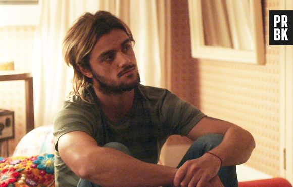 Em "Os Dias Eram Assim", Caíque (Felipe Simas) não vai conter as lágrimas ao ver a namorada partindo