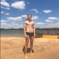 Nicolas Prattes diz que ama seus fãs gays: "São todos seres humanos"