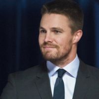 Em "Arrow": na 6ª temporada, Oliver tem identidade revelada e faz referência a Batman!