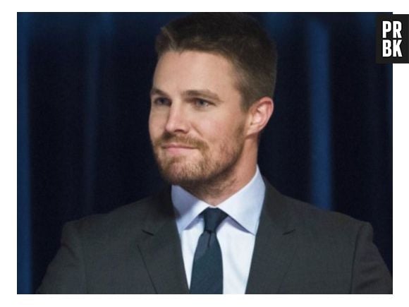 Em "Arrow", Oliver (Stephen Amell) faz referência a Batman para esconder segredo!