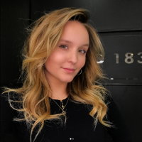 Larissa Manoela mostra novo visual para os fãs: "Fios loiros mel"