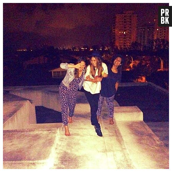 Na madrugada desta terça-feira (29), Bruna Marquezine postou uma foto rodeada de amigas no Rio de Janeiro