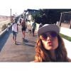 Bruna Marquezine arrisca no skate na Califórnia