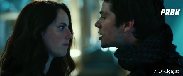 Teresa (Kaya Scodelario) e Thomas (Dylan O'Brien) tem uma química impressionante em "Maze Runner: A Cura Mortal"