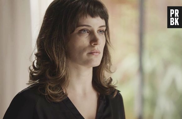 Em "O Outro Lado do Paraíso": Clara (Bianca Bin) vai ao fórum ao lado de Patrick (Thiago Fragoso) e denuncia o juiz