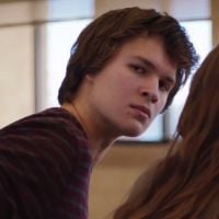 Ansel Elgort é destaque em filme sobre relacionamentos na era da internet