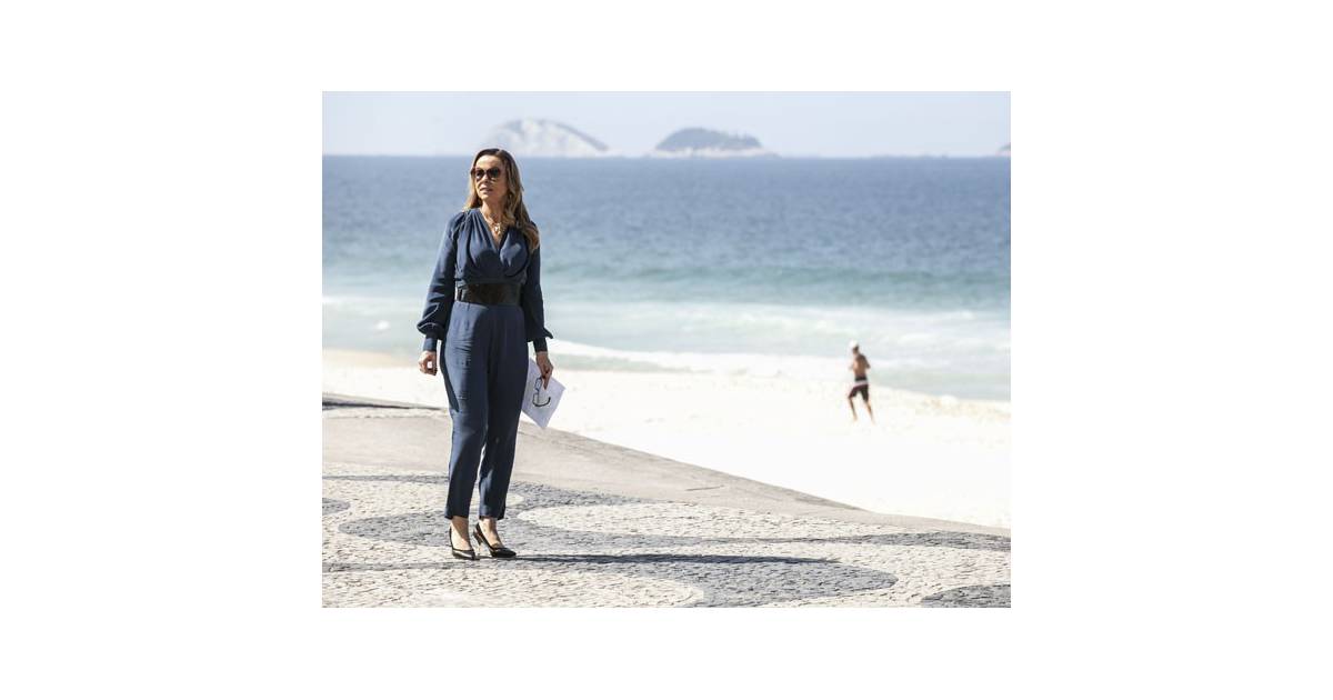 Giulia Gam Estava Em Uma Praia Do Rio De Janeiro Gravando