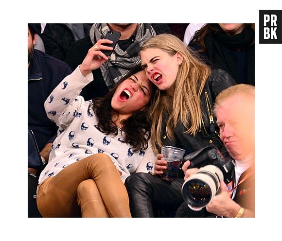 Michelle e Cara durante o jogo de Basquete do time Knicks, em Nova Iorque, ainda quando estavam juntas