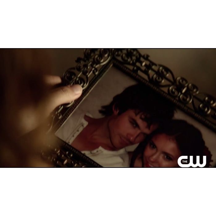  Elena (Nina Dobrev) n&amp;atilde;o consegue superar a morte de Damon (Ian Somerhalder) em &quot;The Vampire Diaries&quot; 