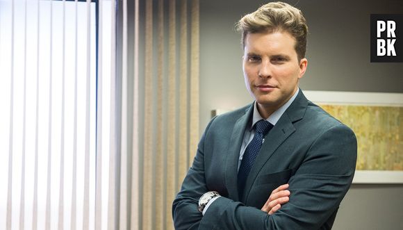 Em "O Outro Lado do Paraíso": Patrick (Thiago Fragoso) ouve de Clara (Bianca Bin) que eles não tem mais nada e fica transtornado