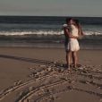Arthur Aguiar e Mayra Cardi se beijam e anunciam gravidez no clipe "Maior Presente Que Deus Me Deu"