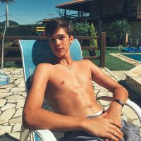 João Guilherme publica foto sem blusa e fãs comentam: "Gostosão"