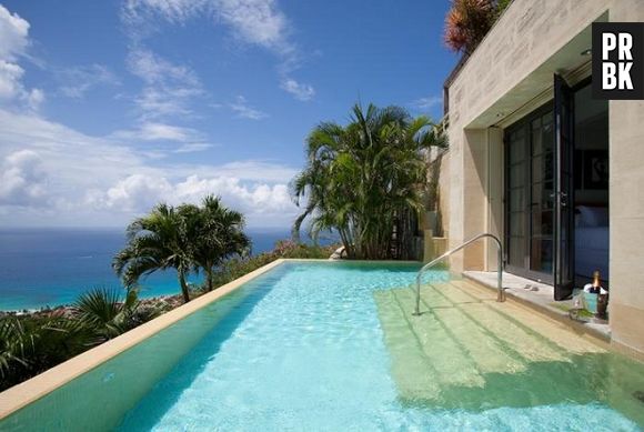 Aí você acorda, sai da cama, desce alguns degraus e chega na piscina