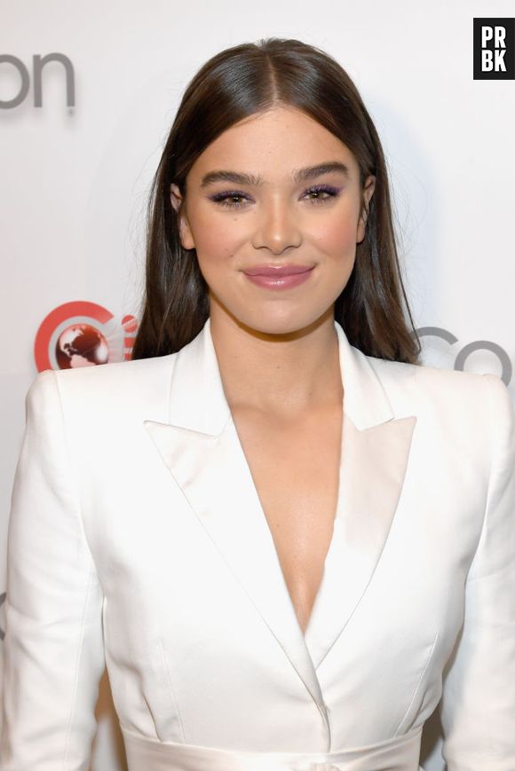 Niall Horan e Hailee Steinfeld são flagrados trocando beijos em restaurante nos Estados Unidos. Será que é namoro ou amizade?