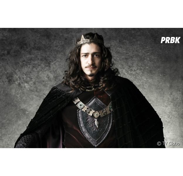 Em "Deus Salve o Rei", Rodolfo (Johnny Massaro) dá golpe do baú na tia de Lucrécia (Tatá Werneck) e volta a ser rei