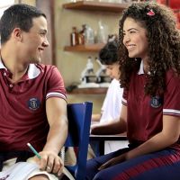 Novela "As Aventuras de Poliana": aluna nova, Gabriela chega na escola e agita a trama