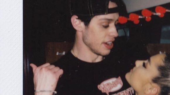 Pete Davidson, namorado de Ariana Grande, faz piada com as partes íntimas do casal e divide opiniões