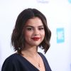 Selena Gomez arrasa com olho nada e boca tudo, principalmente quando resolve usar um batom vermelho