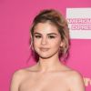 Selena Gomez provou que fica linda tanto de batom nude quanto de batom colorido!