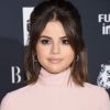 Olhos com cílios bem cheios deixou essa make de Selena bem retro