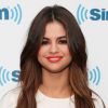 Selena Gomez pisou nas inimigas com um batom laranja bem tropical
