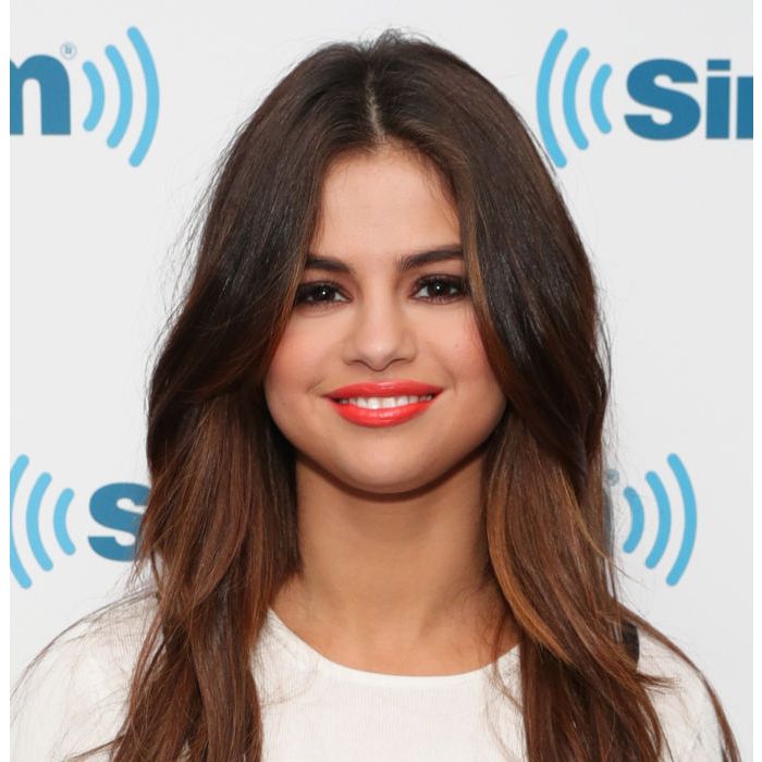 Selena Gomez pisou nas inimigas com um batom laranja bem tropical
