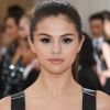 Você acha que ela arrasa com glitter? Claro que sim! Selena ficou diva
