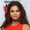 Selena Gomez preferiu investir no cabelão e acertou em cheio na make mais clean