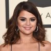 Selena Gomez arrasou mais uma vez, só que usando tons terrosos