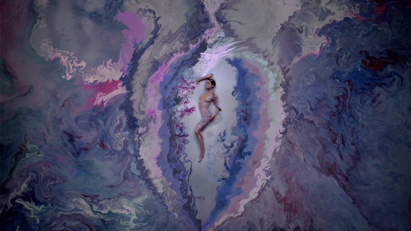 Ariana Grande e os 15 melhores prints de "God Is a Woman" para usar de capa no Facebook