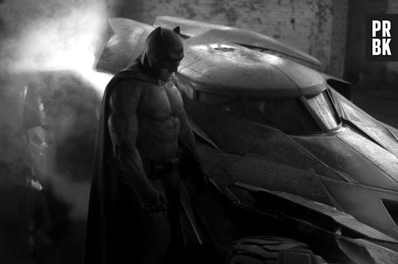 BBen Affleck ao lado do Batmóvel do filme "Batman vs Superman"