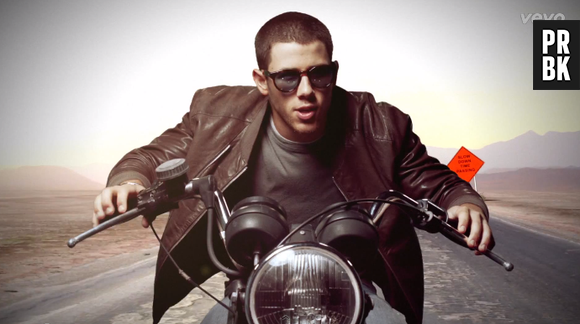 Nick Jonas se transforma em piloto de moto, taxista e alpinista em "Jealous"