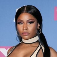 Nicki Minaj é traída pelo próprio figurino e fica com os seios à mostra durante show