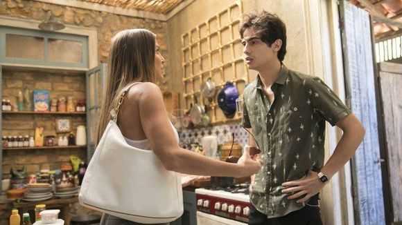 Karola assume para Valentim que não é sua mãe em "Segundo Sol"!