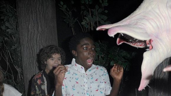 Atores de "Stranger Things" ficam cara a cara com o Demogorgon no Halloween Horror Nights