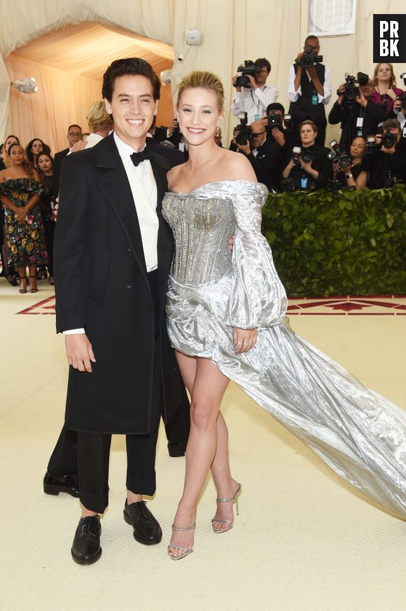 Cole Sprouse, de "Riverdale", diz que Lili Reinhart era muito tímida e reservada no início