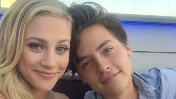 Lili Reinhart revela que Cole Sprouse era irritante quando se conheceram em "Riverdale"
